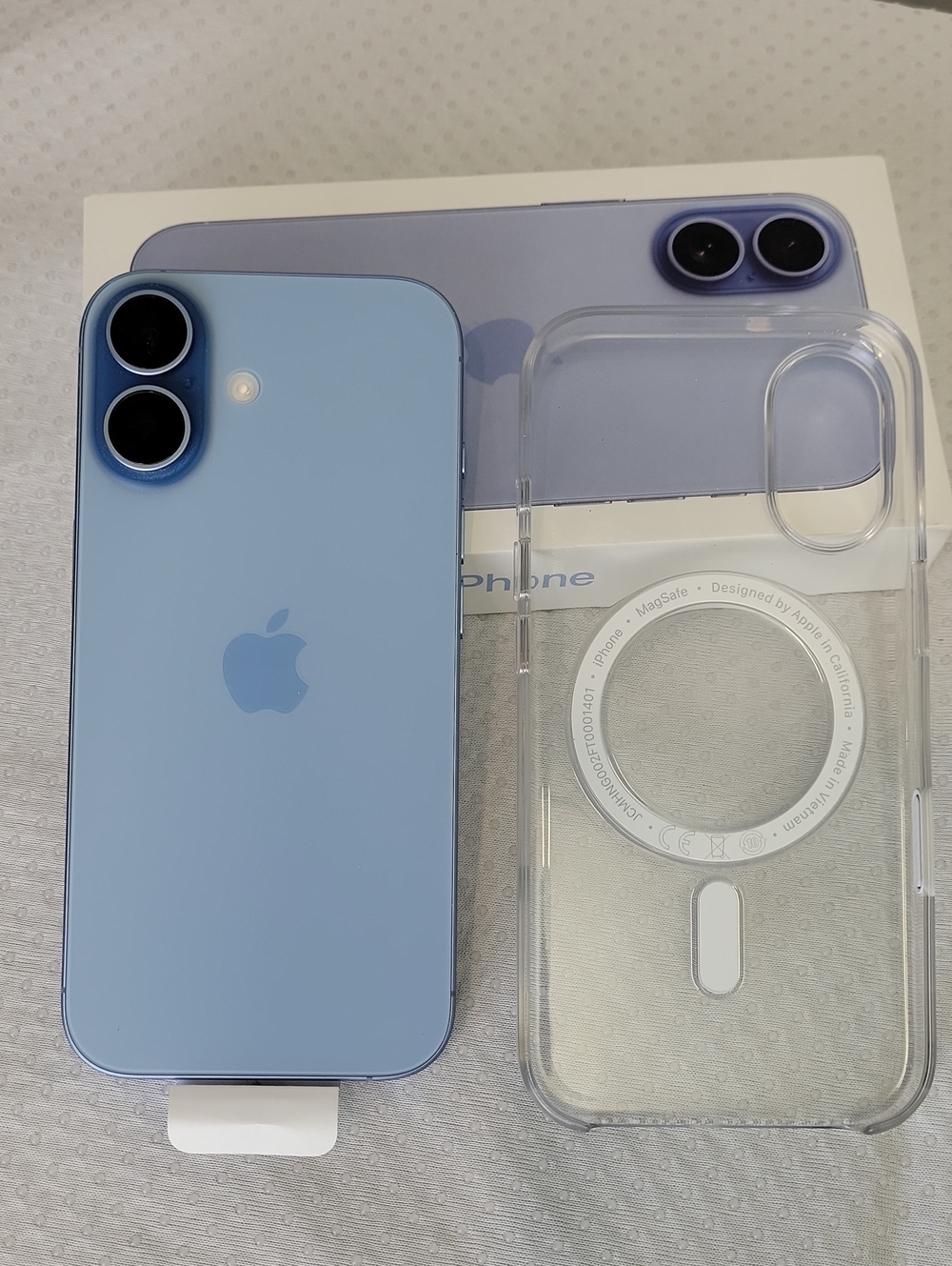 iPhone 17 Mist Blue 256gb Cracked Screen Unlocked + Apple magsafe case.